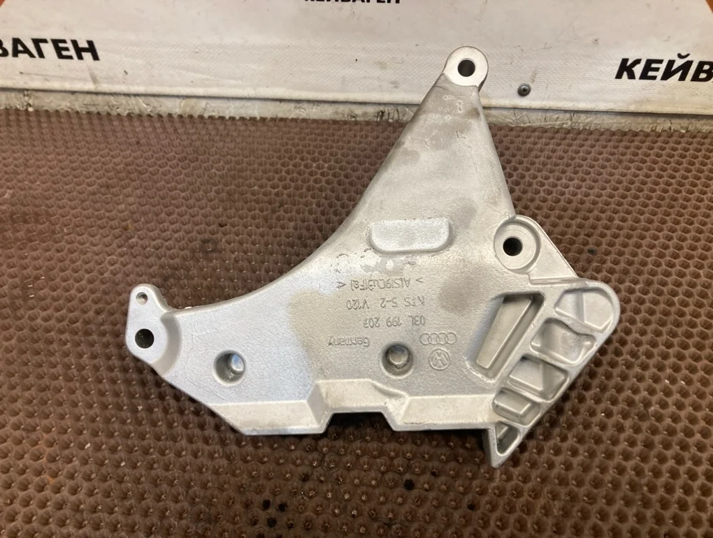 Кронштейн двигателя Volkswagen Passat 2010 B6