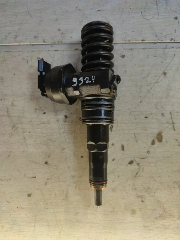 Форсунка топливная Volkswagen Passat 038130073AS B5 AVF