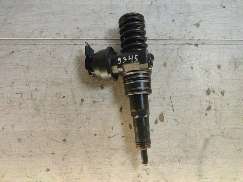 Форсунка топливная Volkswagen Passat 038130073AG B5 AVF