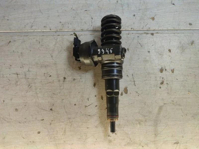 Форсунка топливная Volkswagen Passat 038130073AG B5 AVF