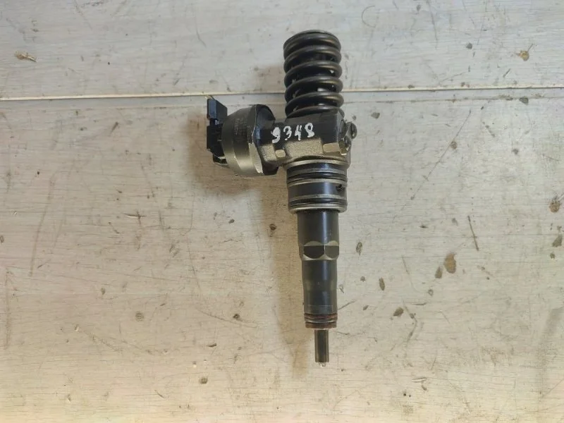 Форсунка топливная Volkswagen Passat 038130073AG B5 AVF