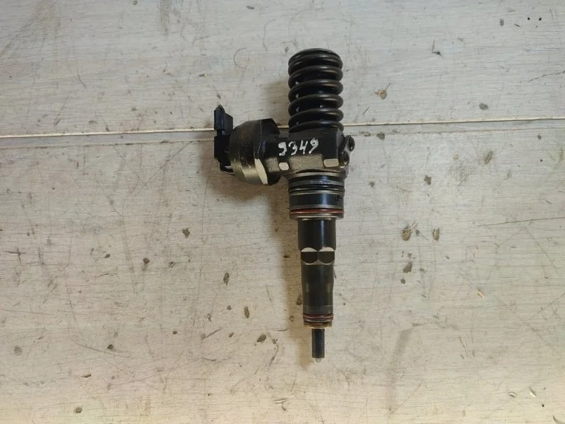Форсунка топливная Volkswagen Passat 038130073AR B5 AVF