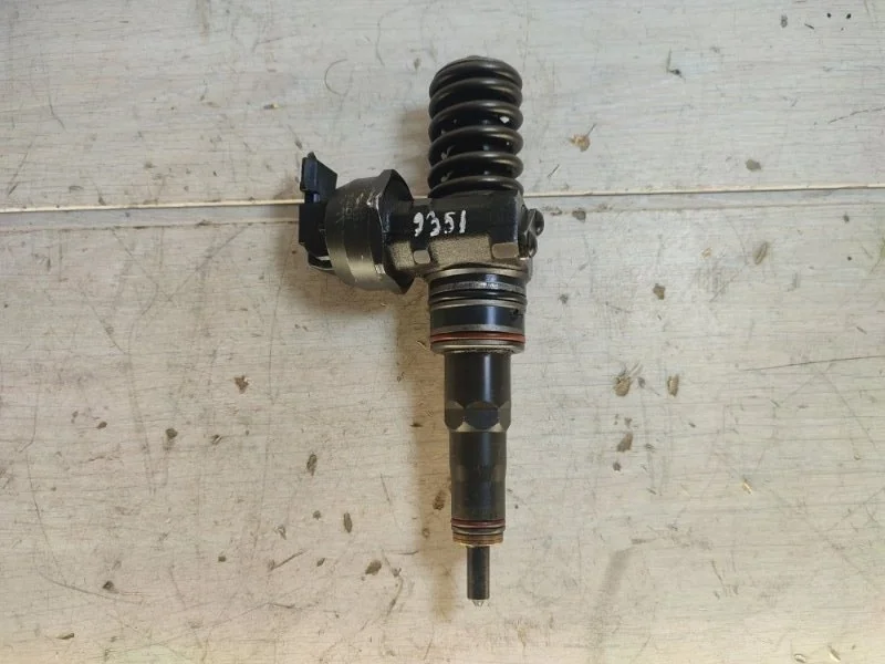 Форсунка топливная Volkswagen Passat 038130073AR B5 AVF