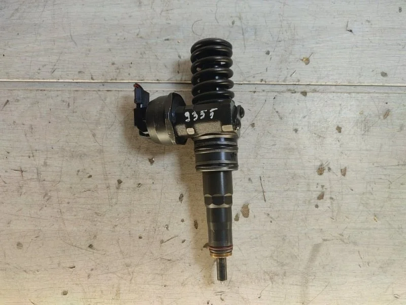 Форсунка топливная Volkswagen Caddy 038130073BP BST