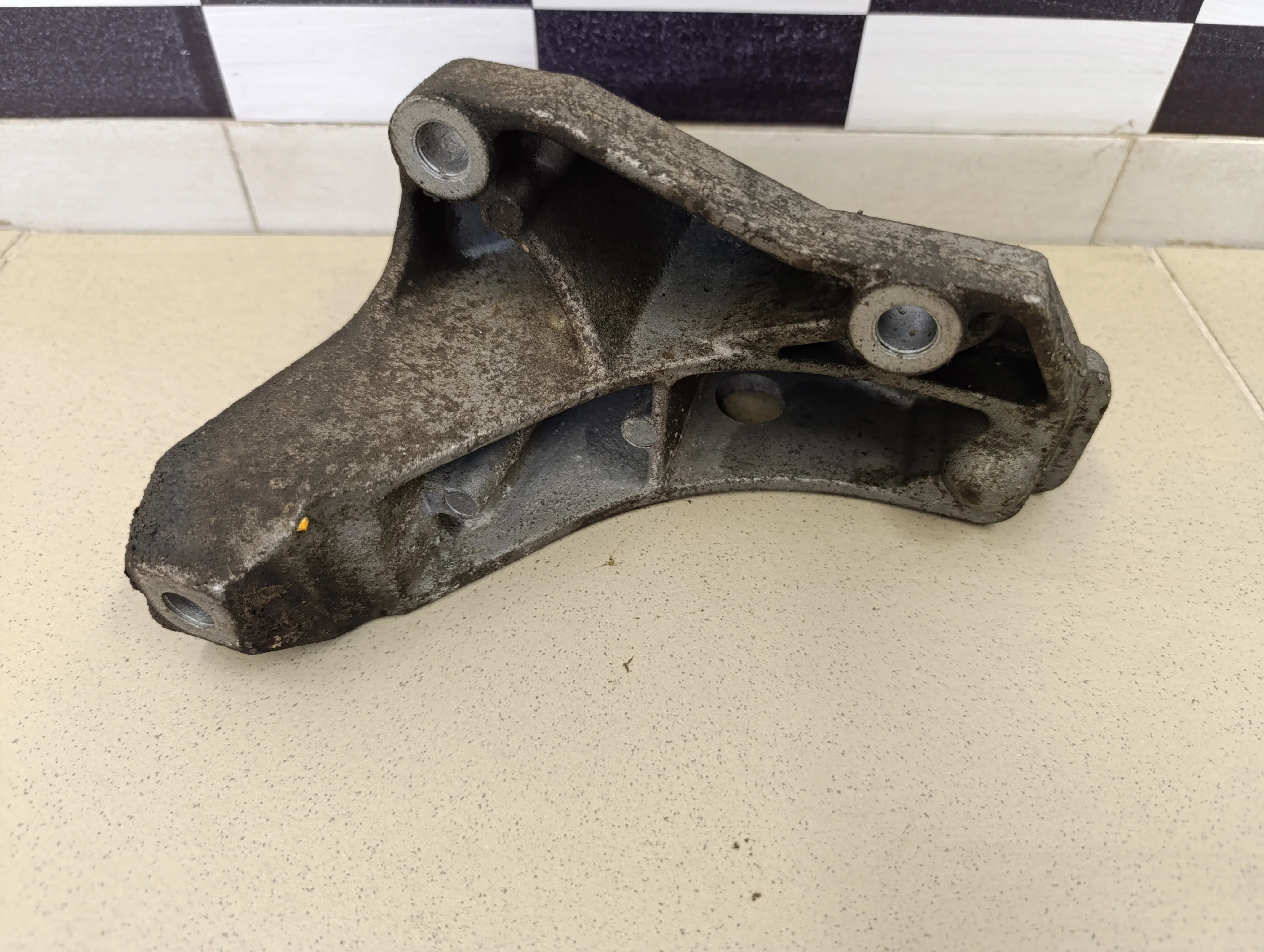 Кронштейн КПП левый A3 (8L1) 1996-2003