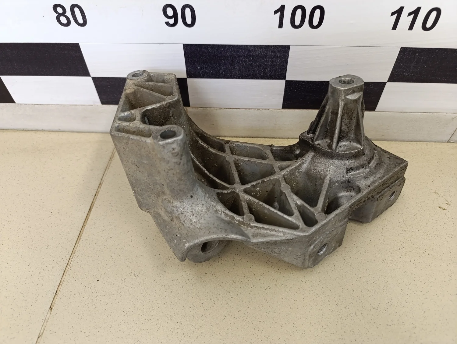 Кронштейн двигателя правый A3 (8L1) 1996-2003