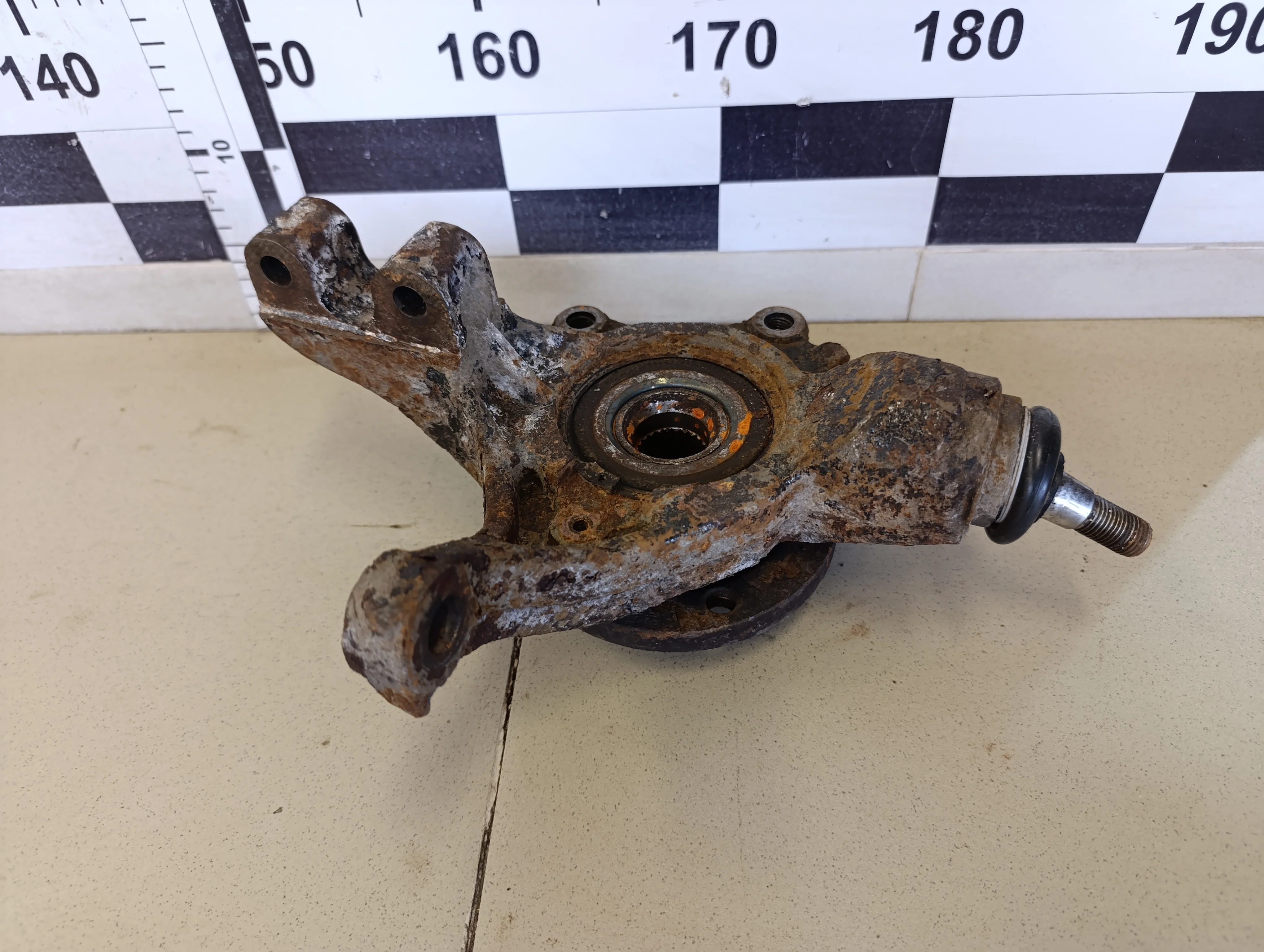 Кулак поворотный передний левый C4 2005-2011