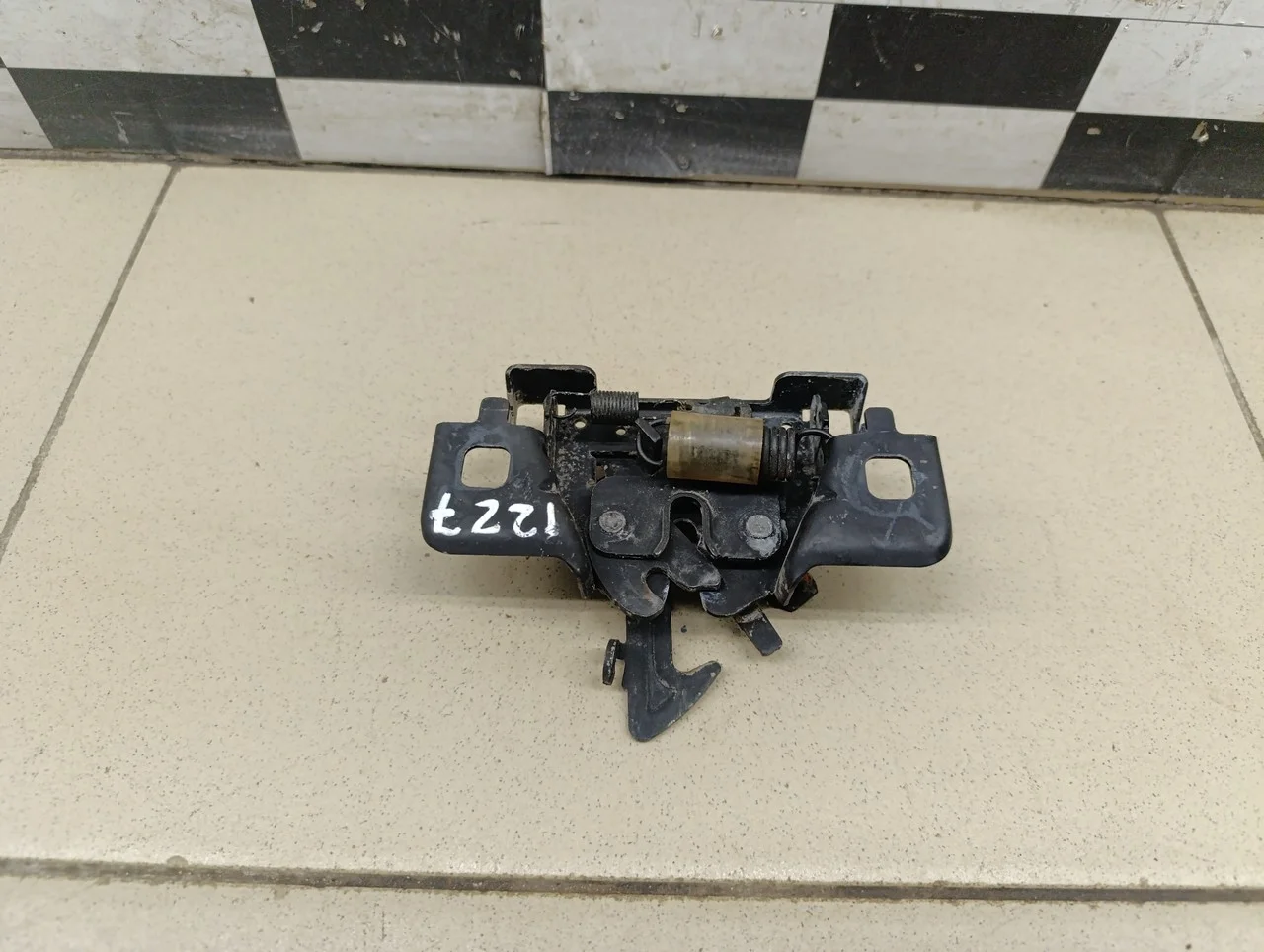 Замок капота Logan II 2014>