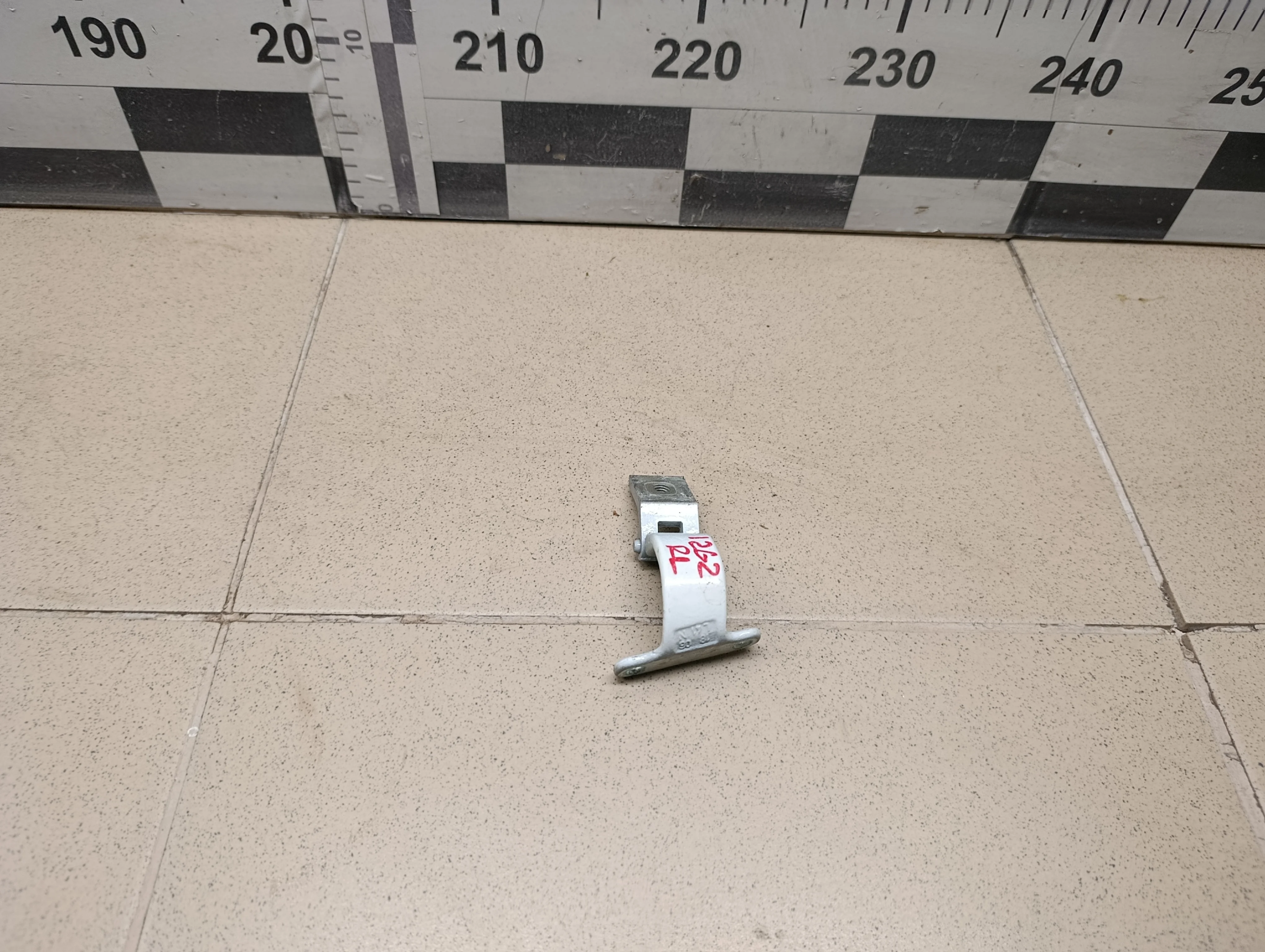 Петля двери багажника Rapid 2013>