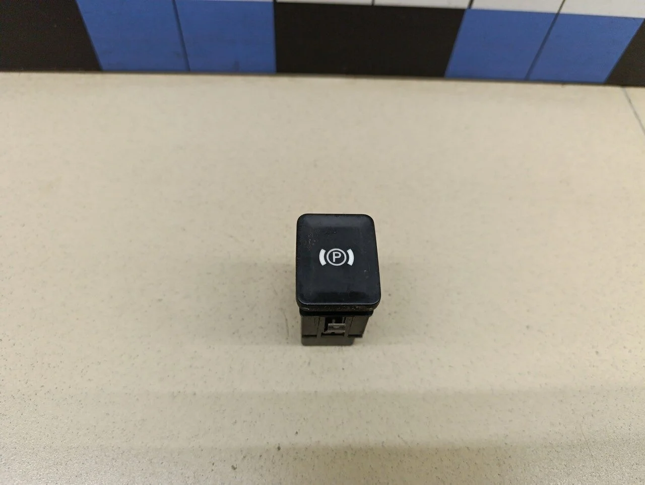 Кнопка фиксатора стояночного тормоза Passat [B6] 2005-2010