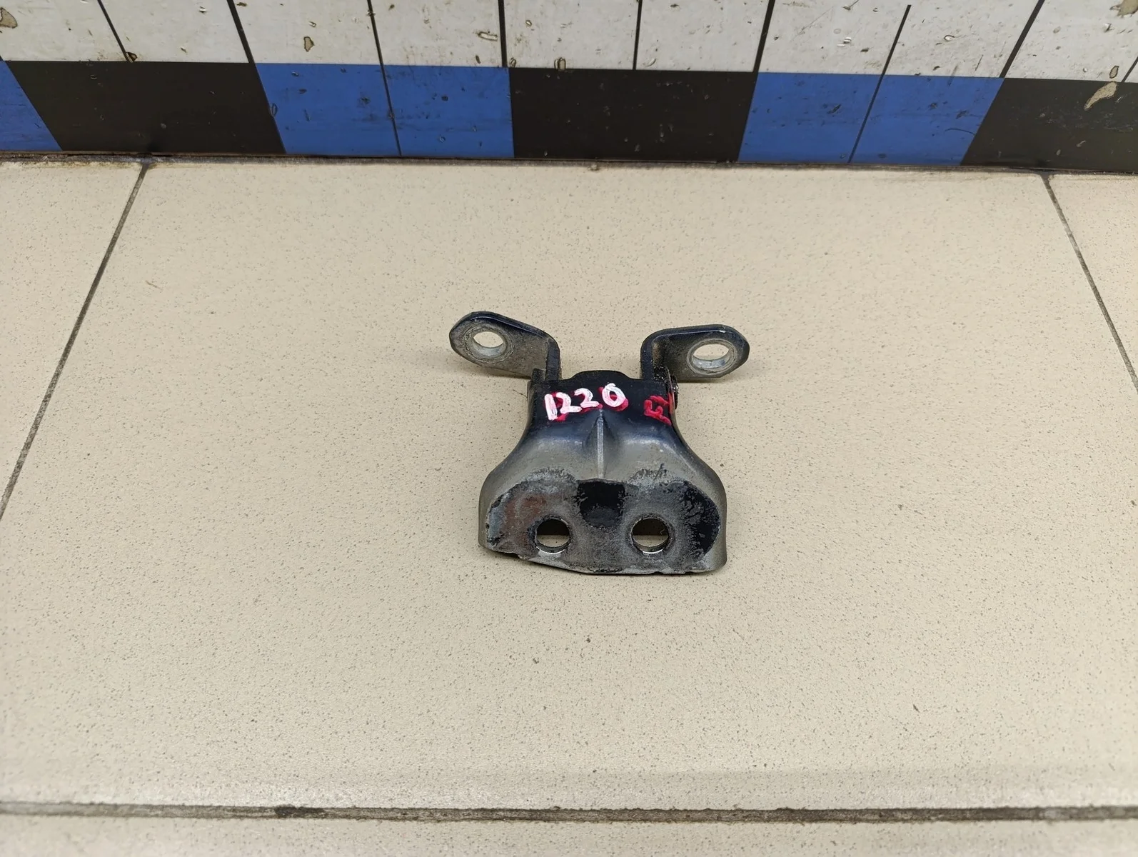 Петля двери передней левой нижняя Primera P12E 2002-2007