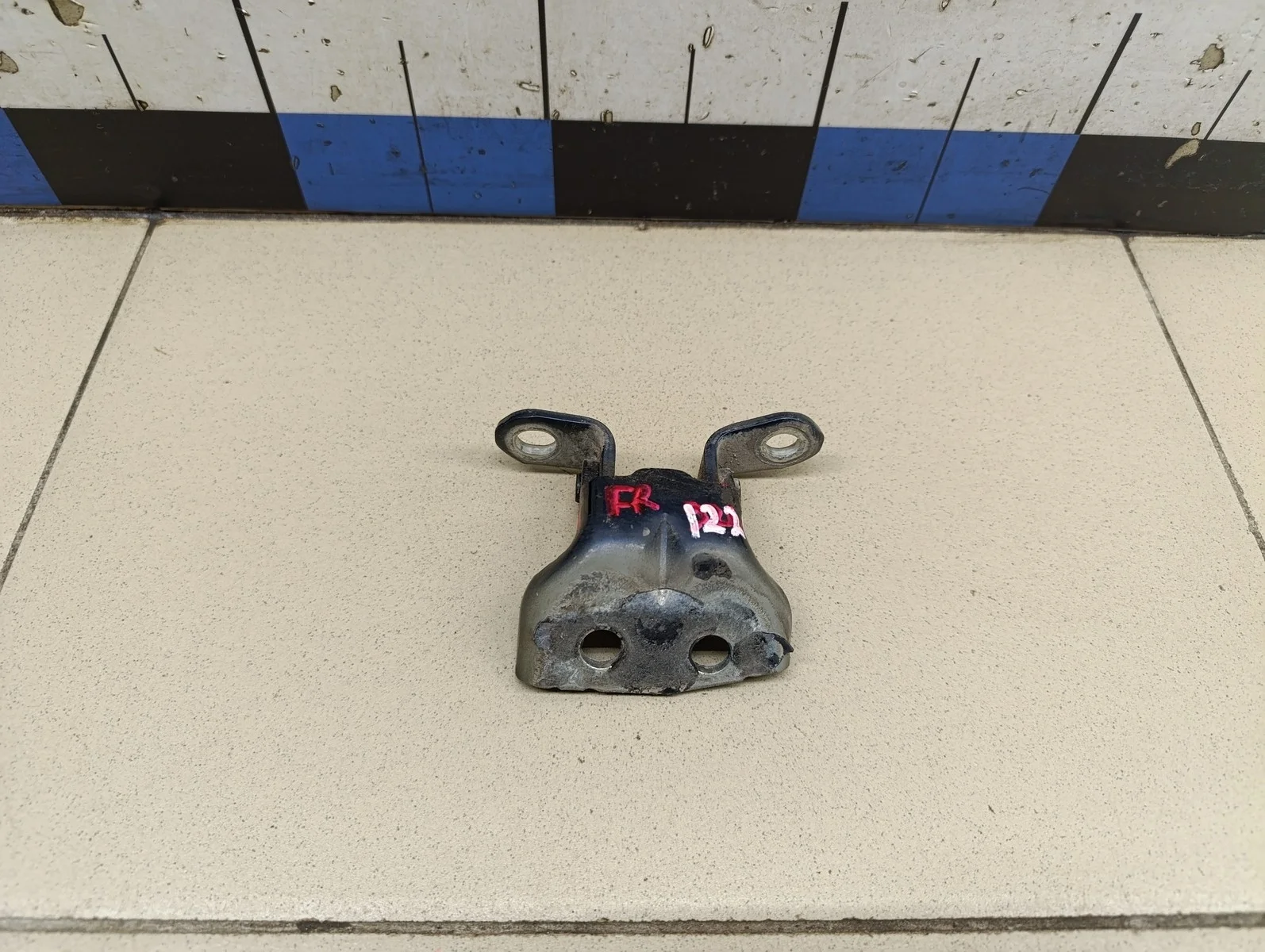 Петля двери передней правой нижняя Primera P12E 2002-2007