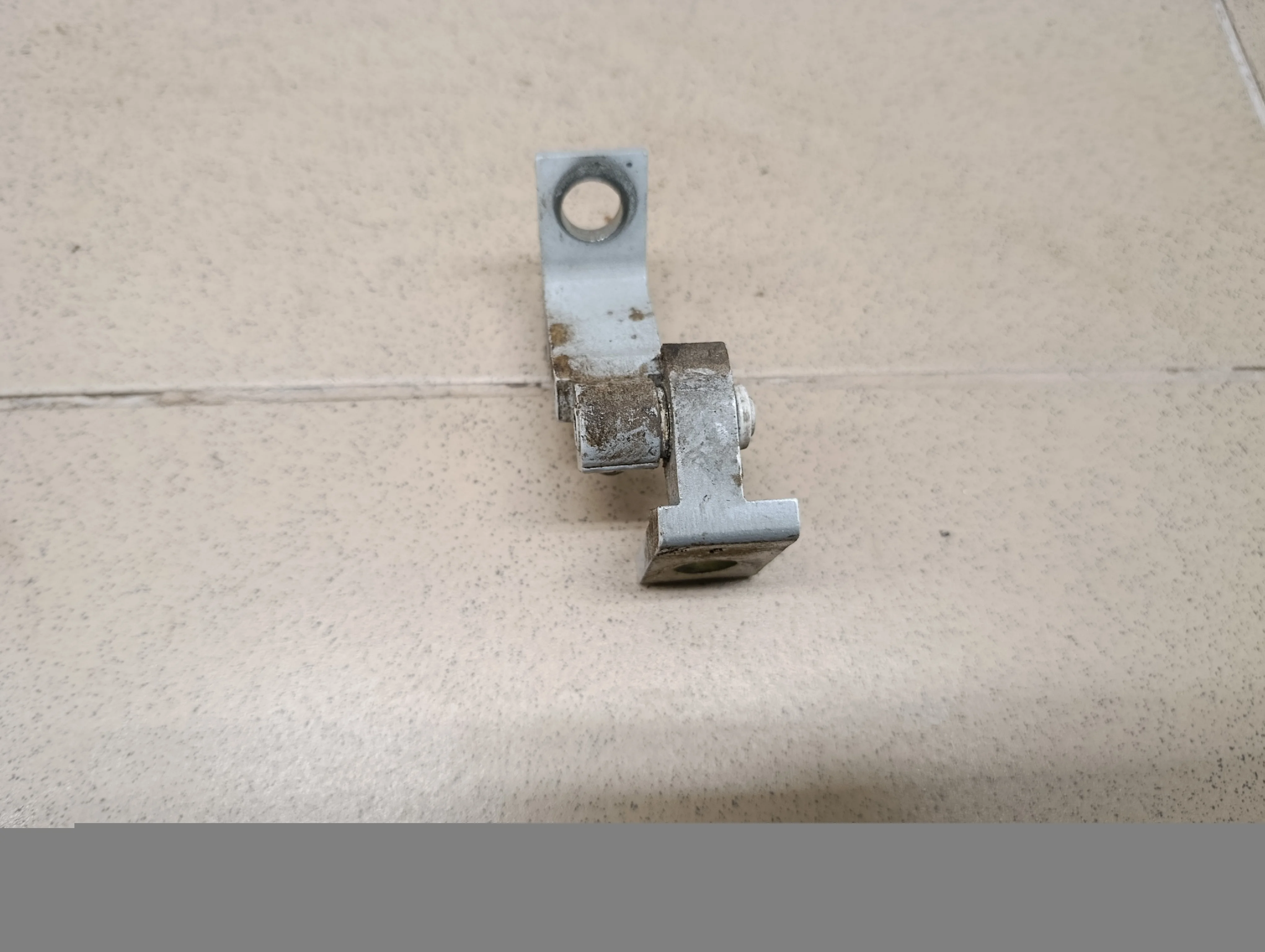 Петля двери передней левой нижняя Rapid 2013>