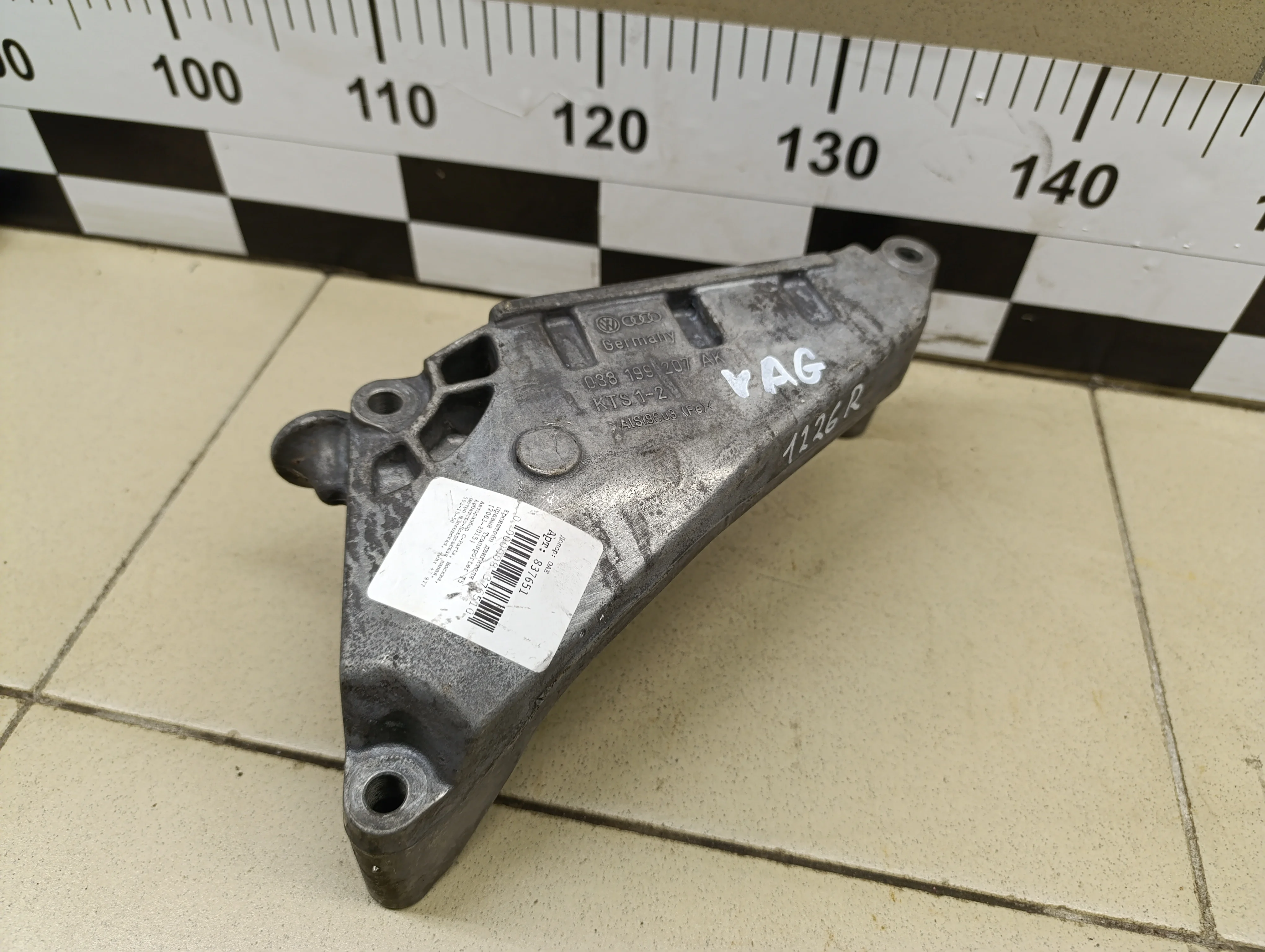 Кронштейн двигателя правый Transporter T5 2003-2015