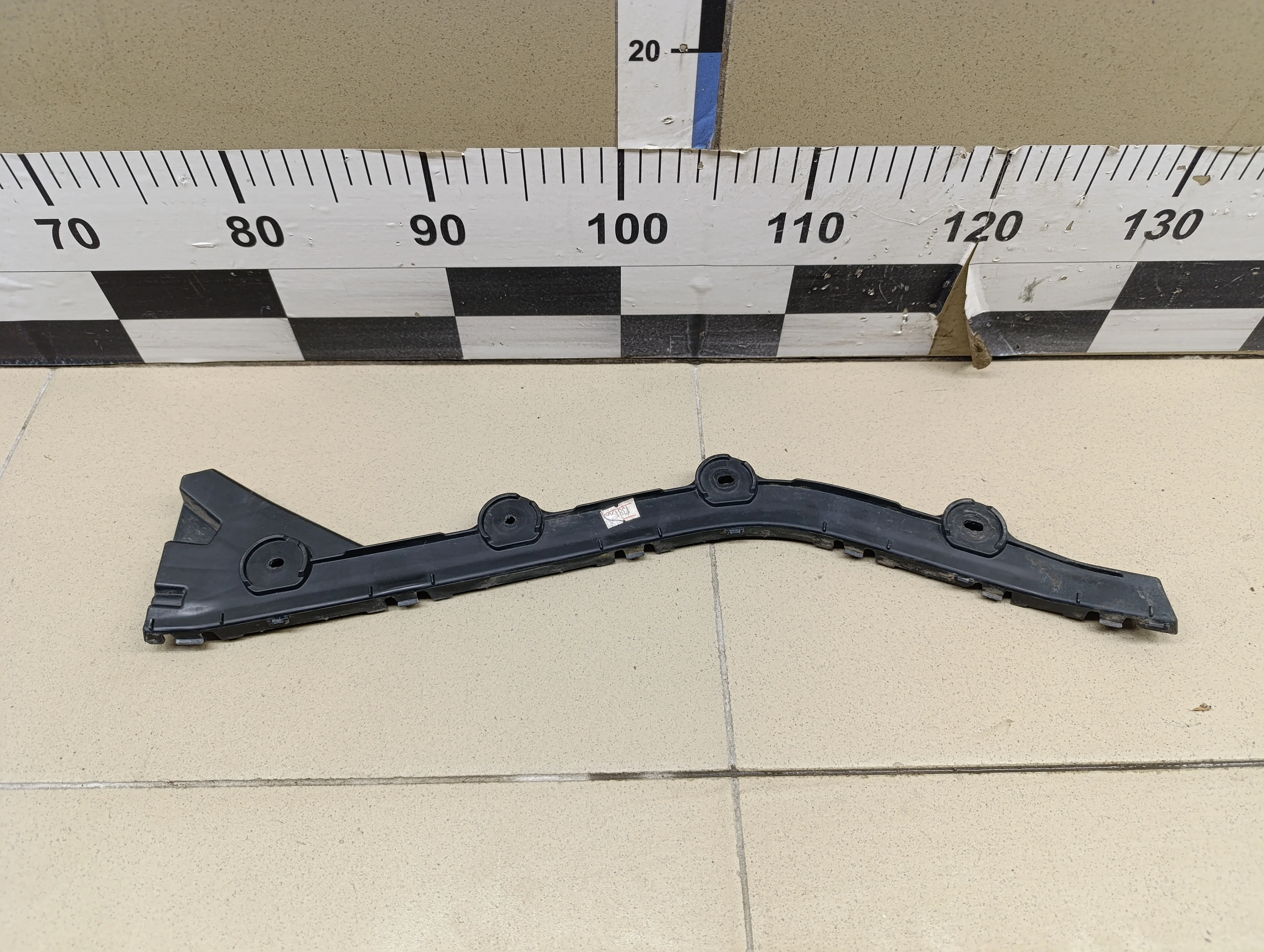 Направляющая заднего бампера правая Rapid 2013>