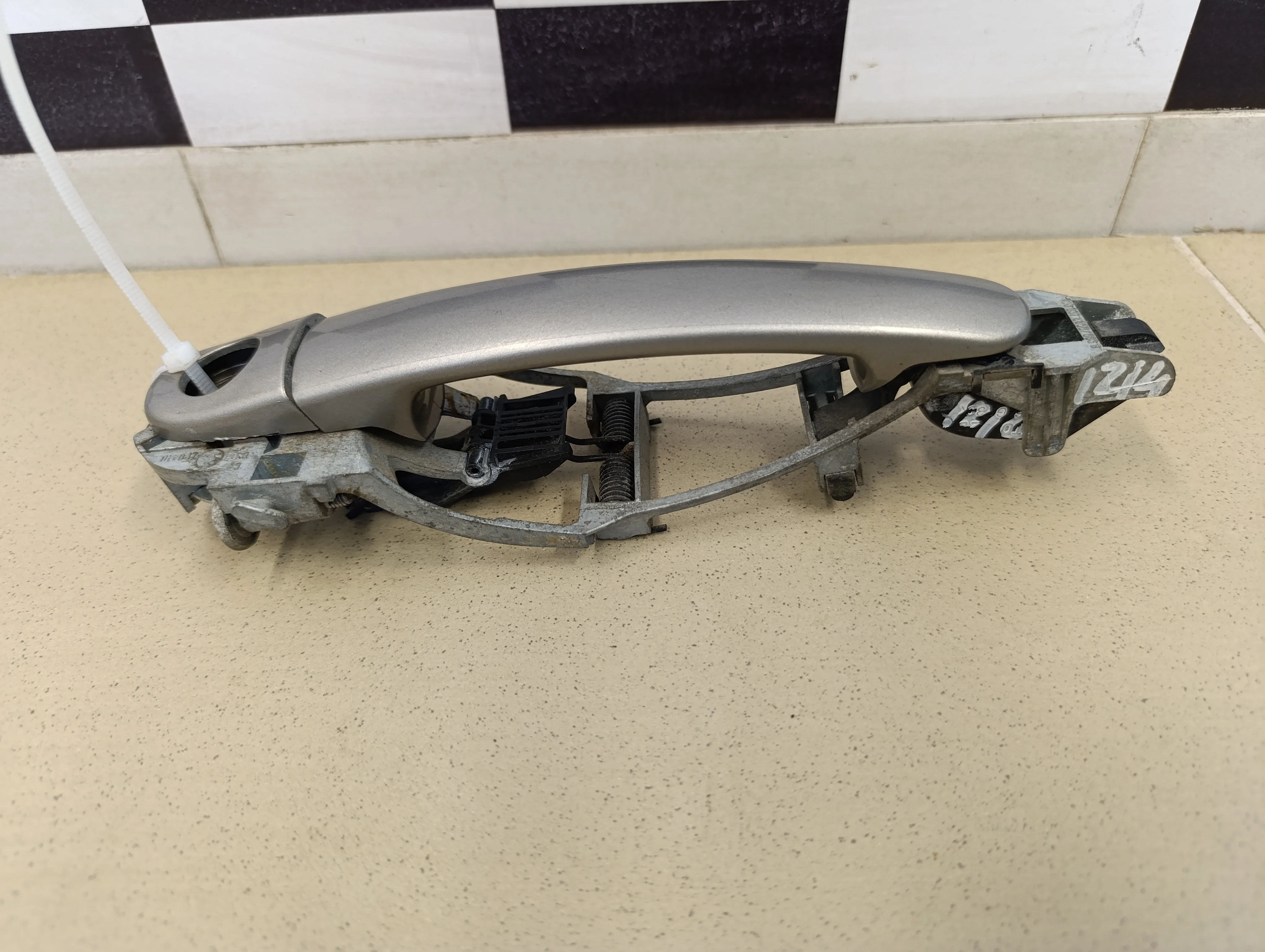 Ручка двери передней наружная правая Octavia (A4 1U-) 2000-2011