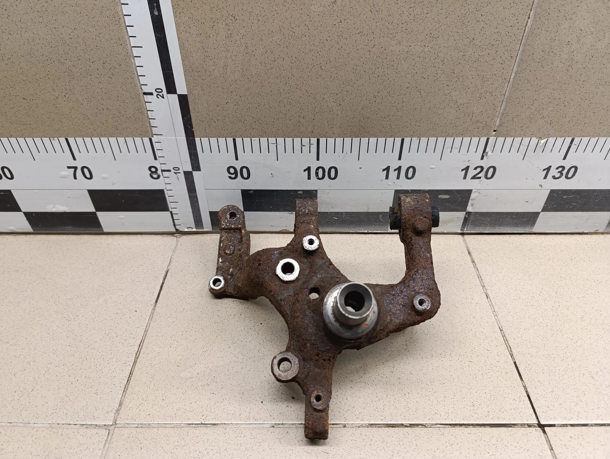 Кулак поворотный задний правый Golf V 2003-2009