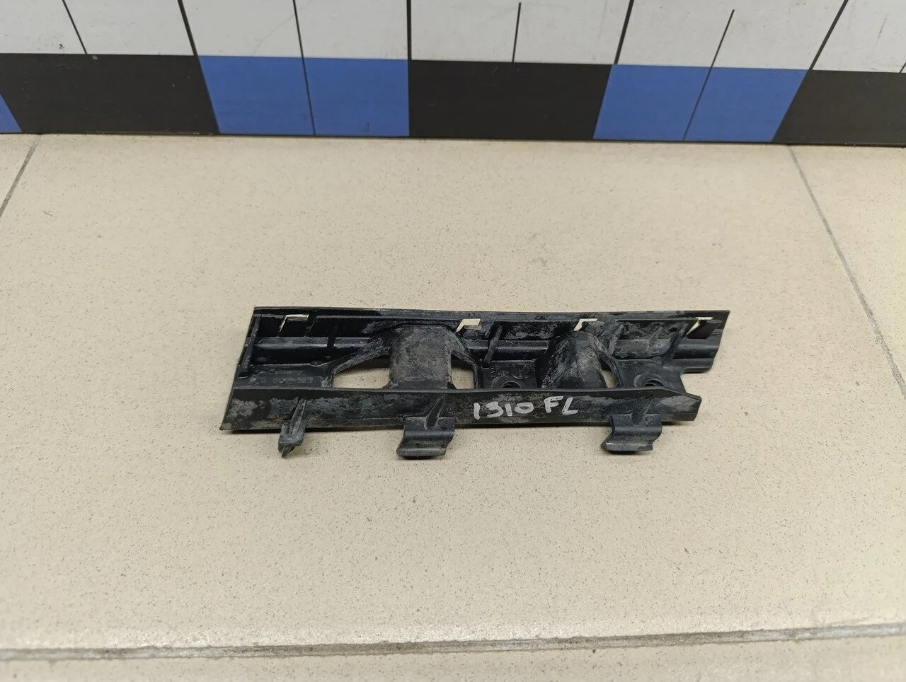 Направляющая переднего бампера левая Passat [B6] 2005-2010