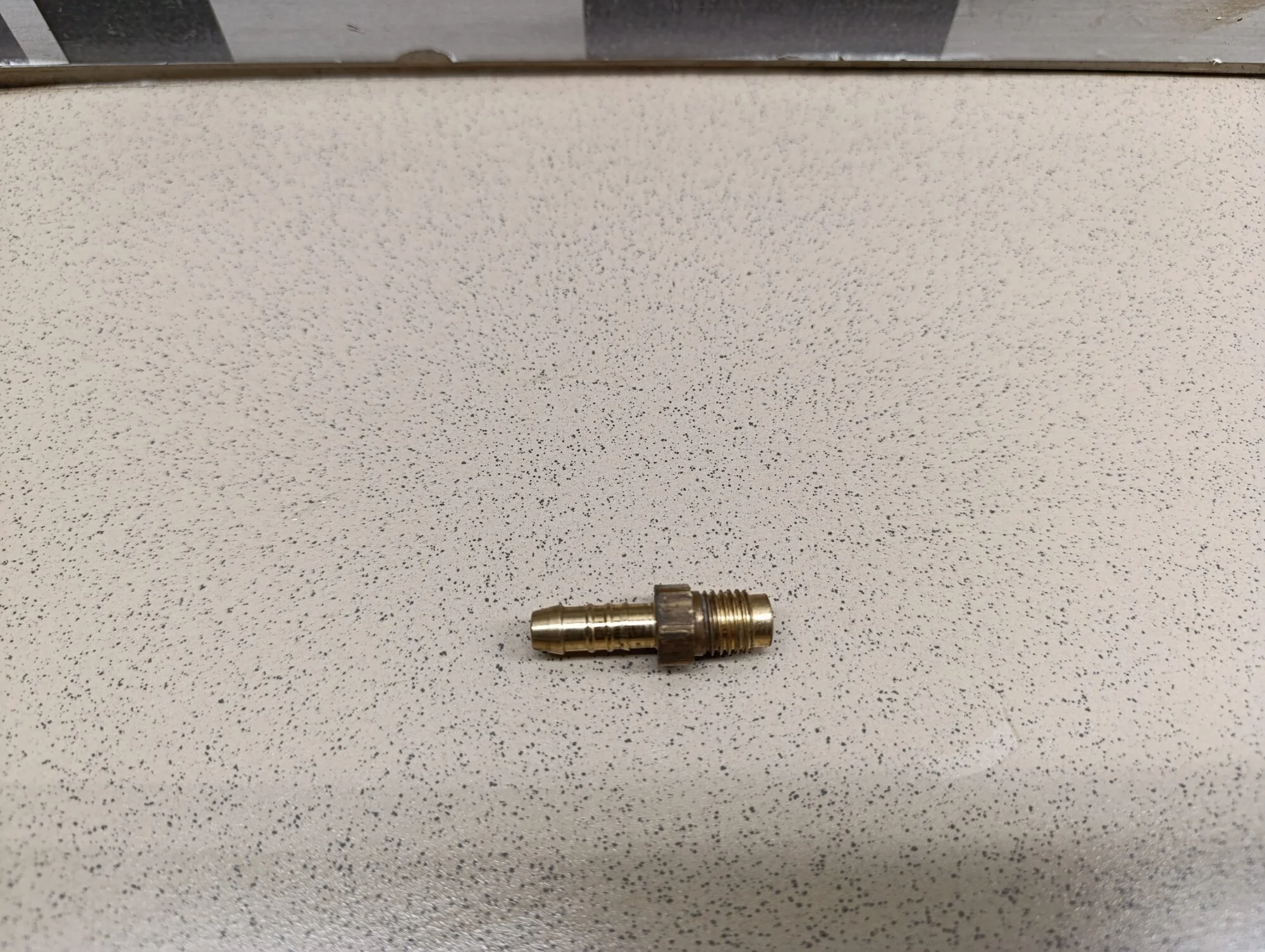 Штуцер насоса (ТНВД) Golf VI 2009-2012