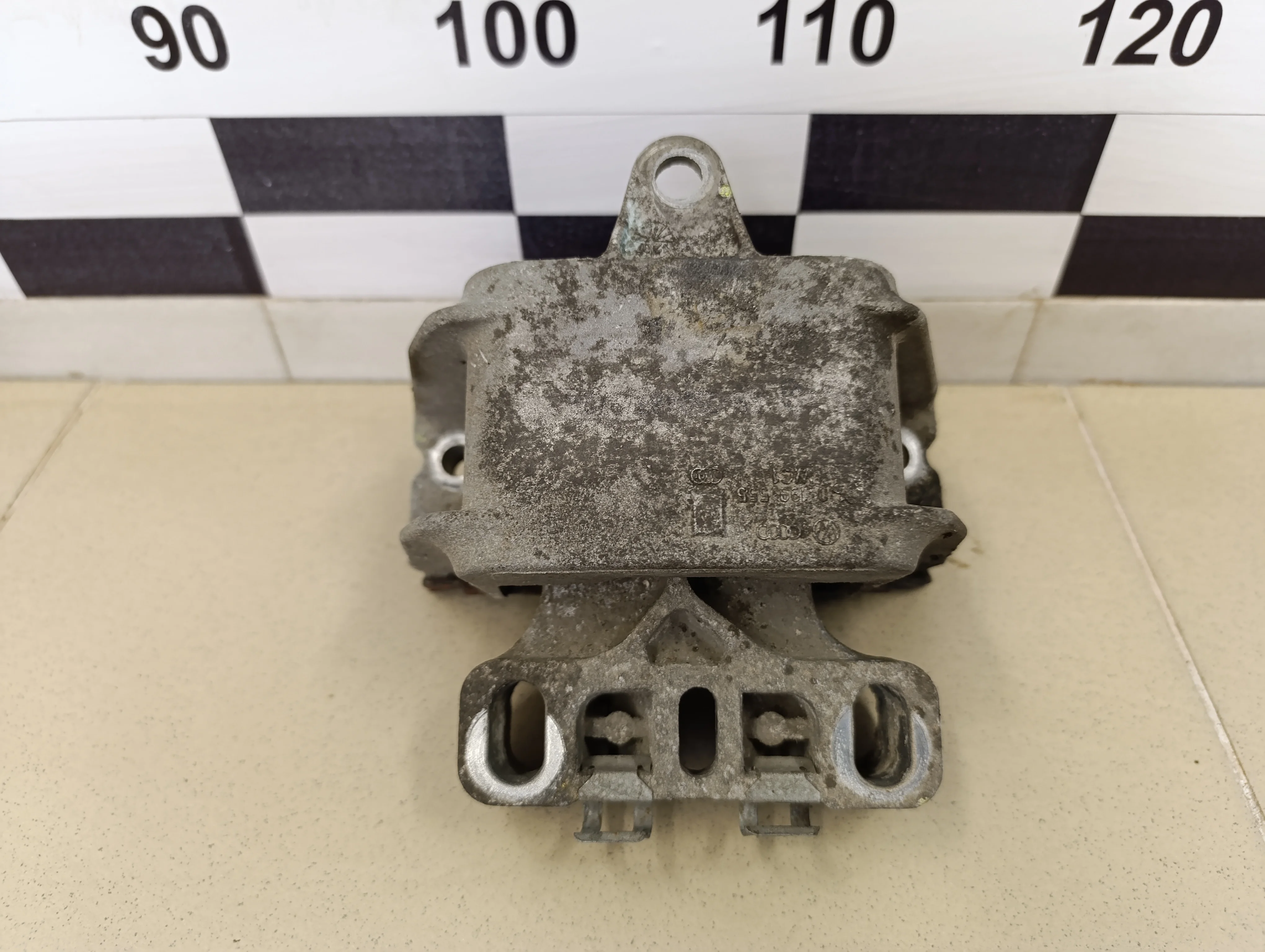 Опора КПП левая A3 (8L1) 1996-2003