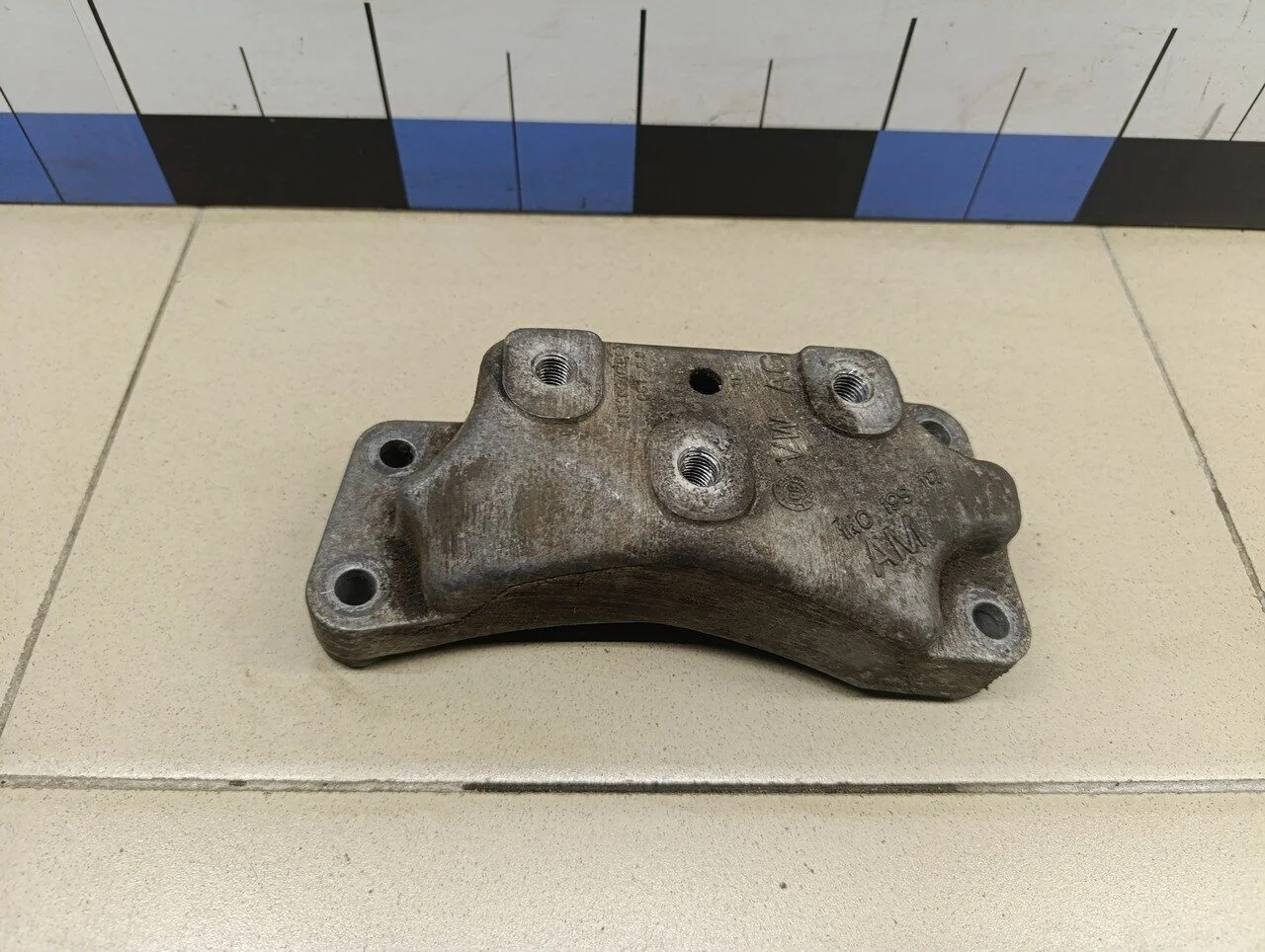 Кронштейн КПП левый Passat [B6] 2005-2010