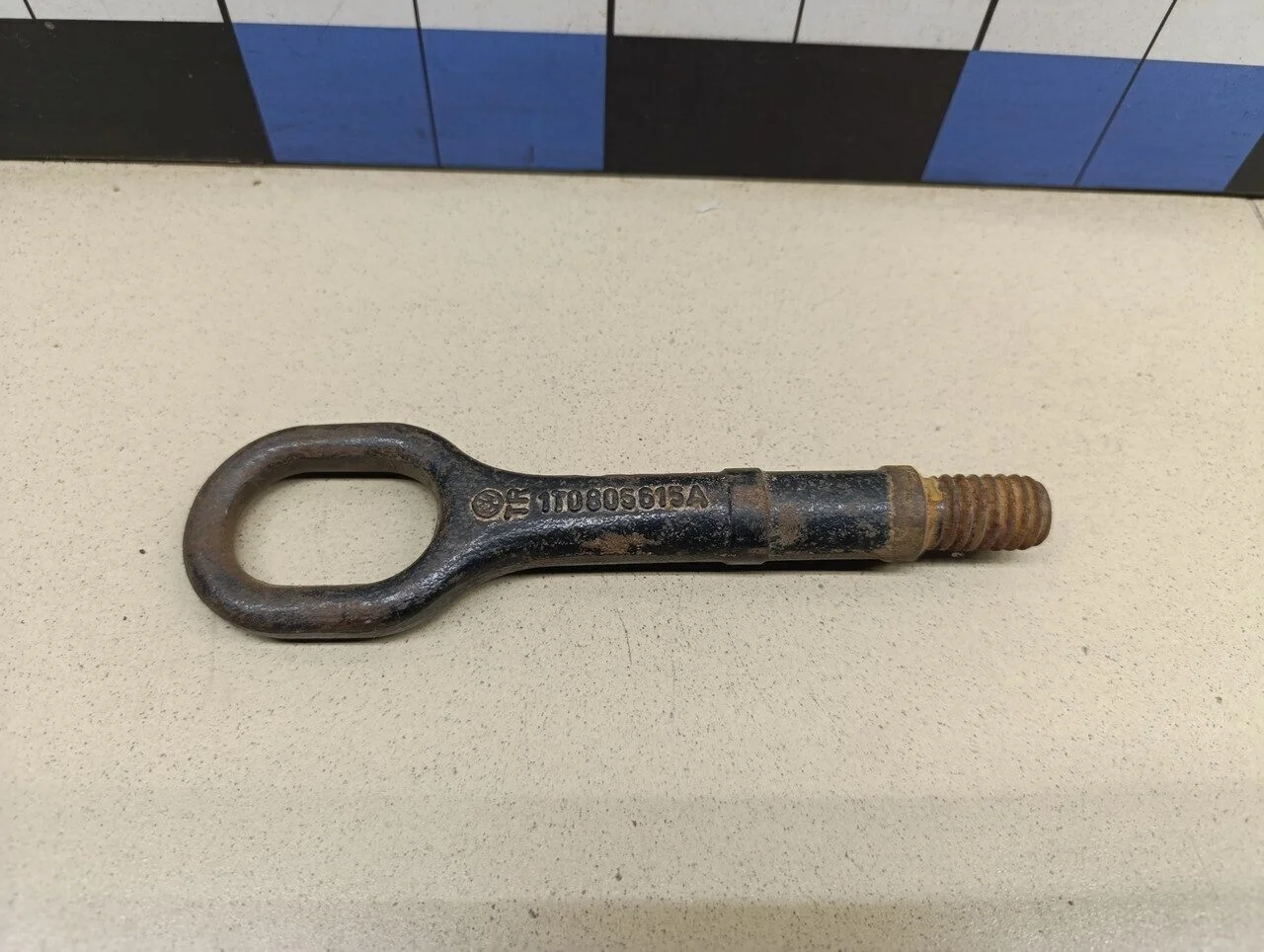 Крюк буксировочный  Passat [B6] 2005-2010