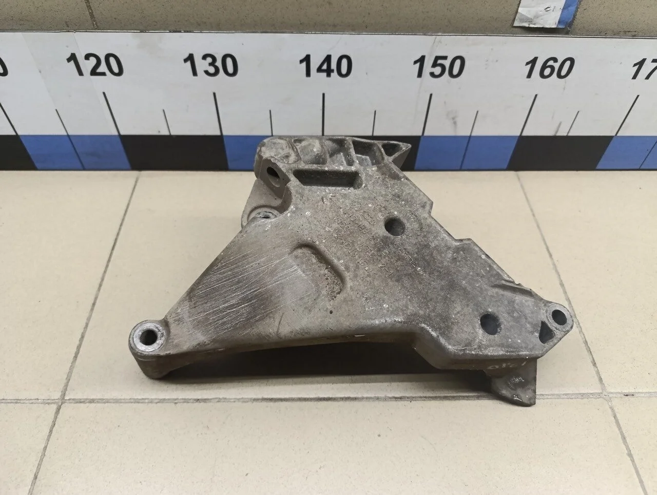 Кронштейн двигателя правый Passat [B6] 2005-2010