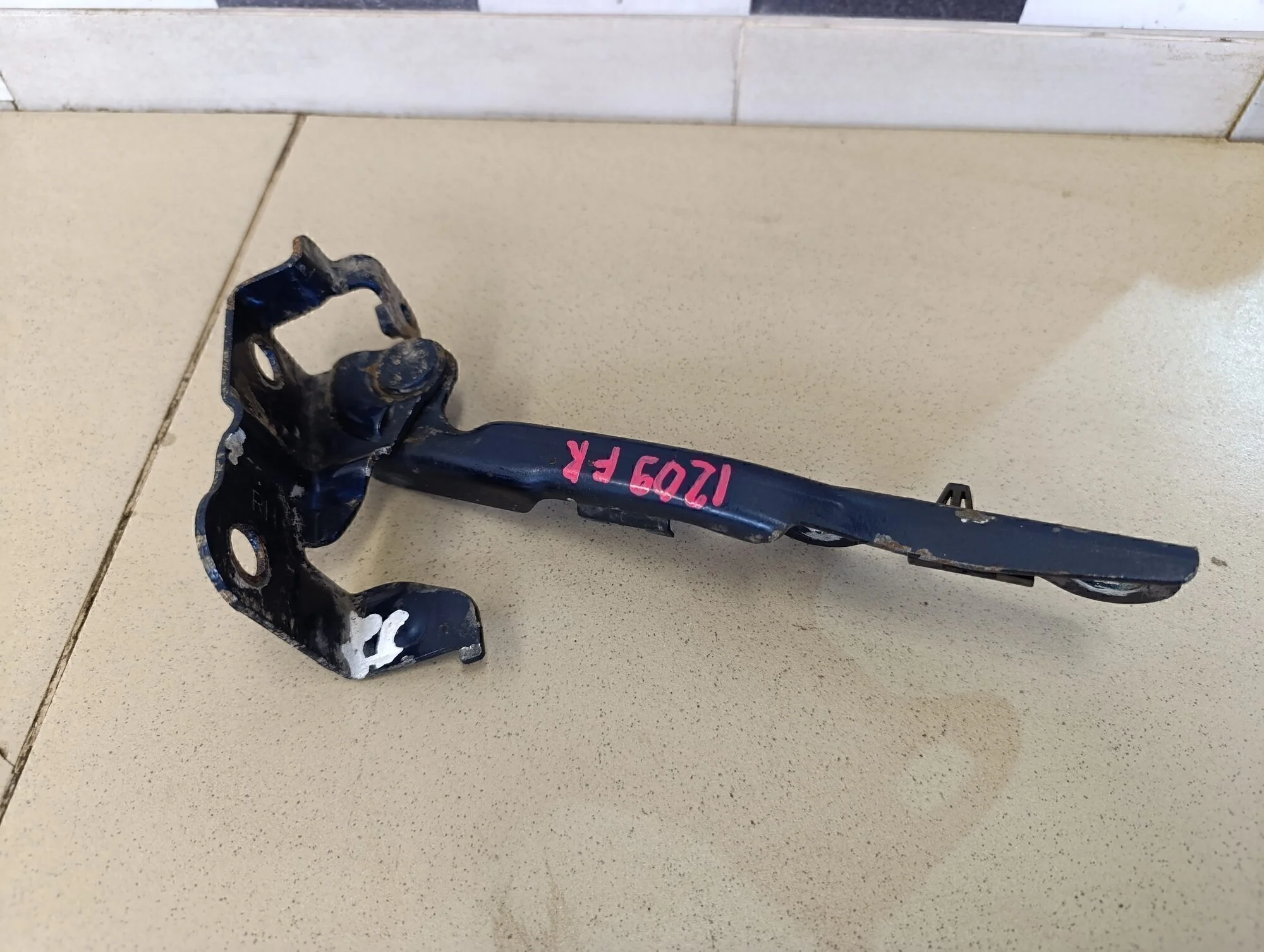 Петля капота правая Cerato 2004-2008