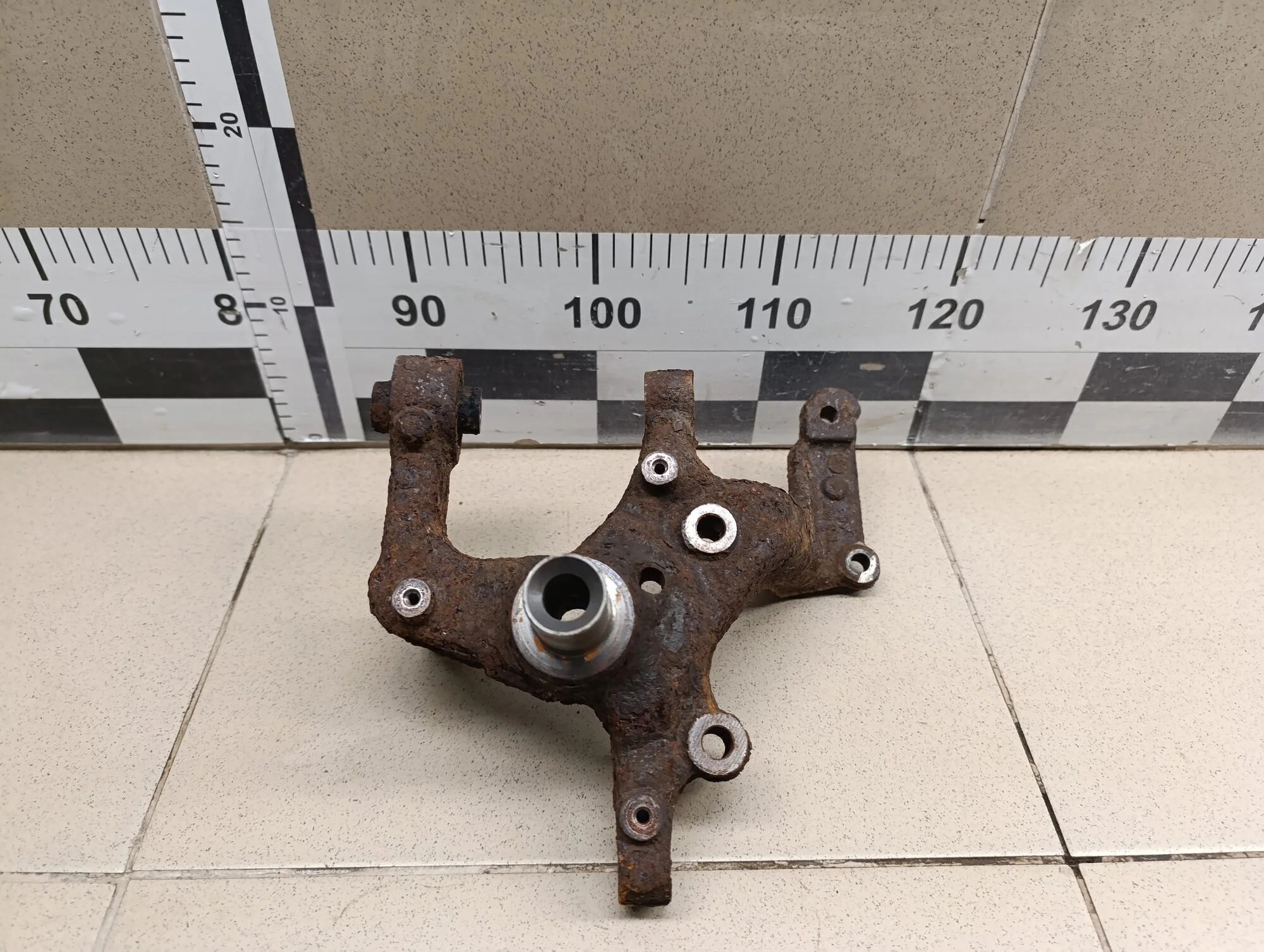 Кулак поворотный задний левый Golf V 2003-2009