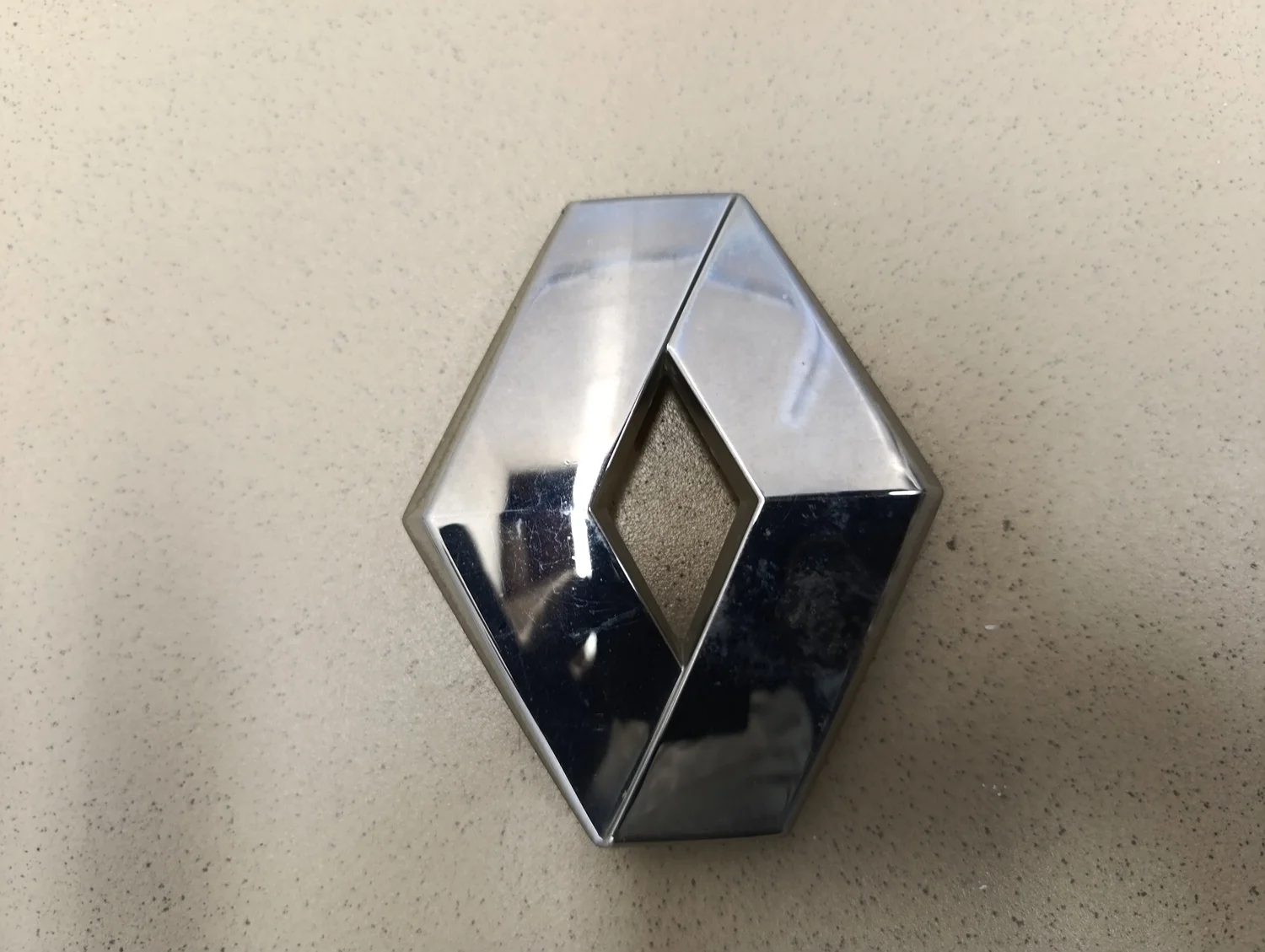 Эмблема на крышку багажника Duster 2012>