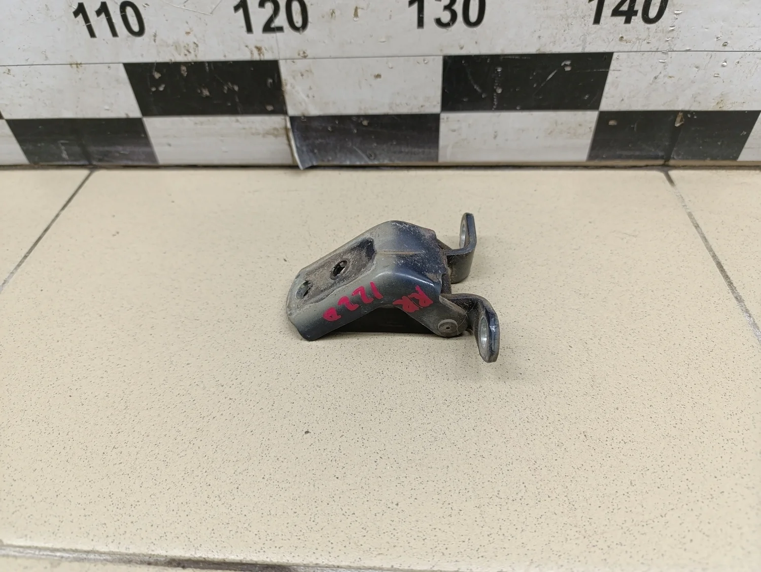 Петля двери задней правой нижняя Almera N16 2000-2006