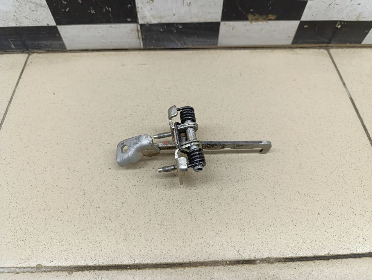 Ограничитель двери Logan II 2014>