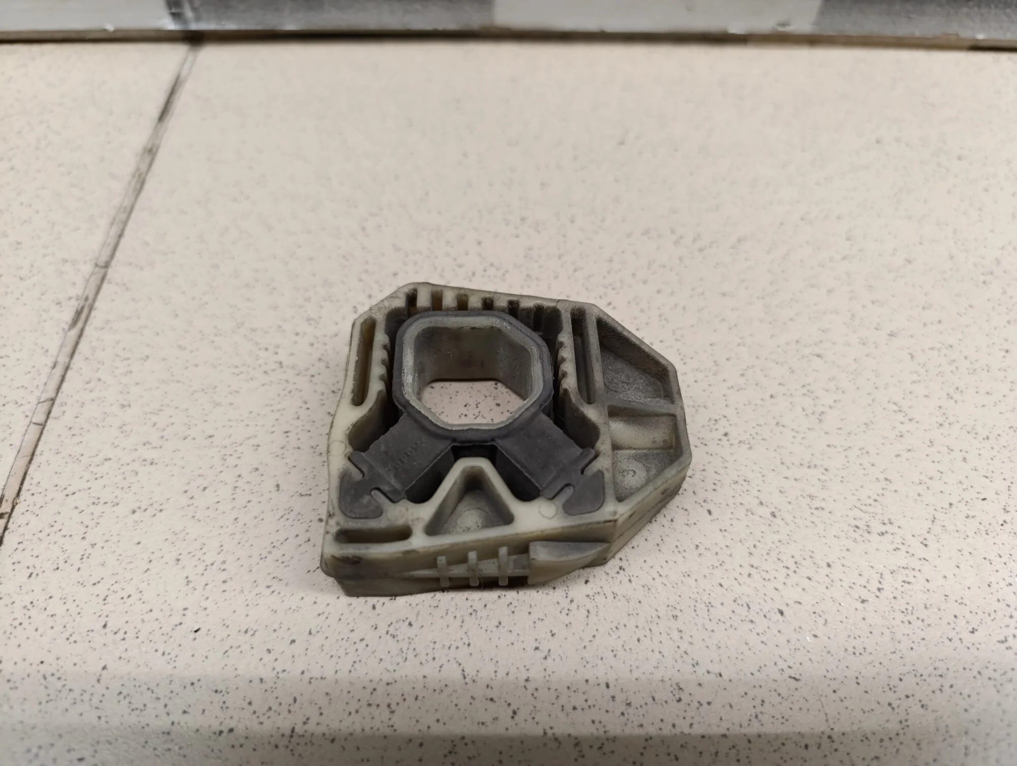 Кронштейн радиатора Fabia 2007-2015