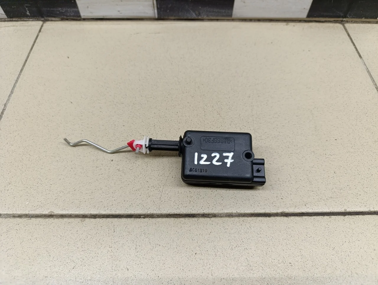 Активатор замка багажника Duster 2012>