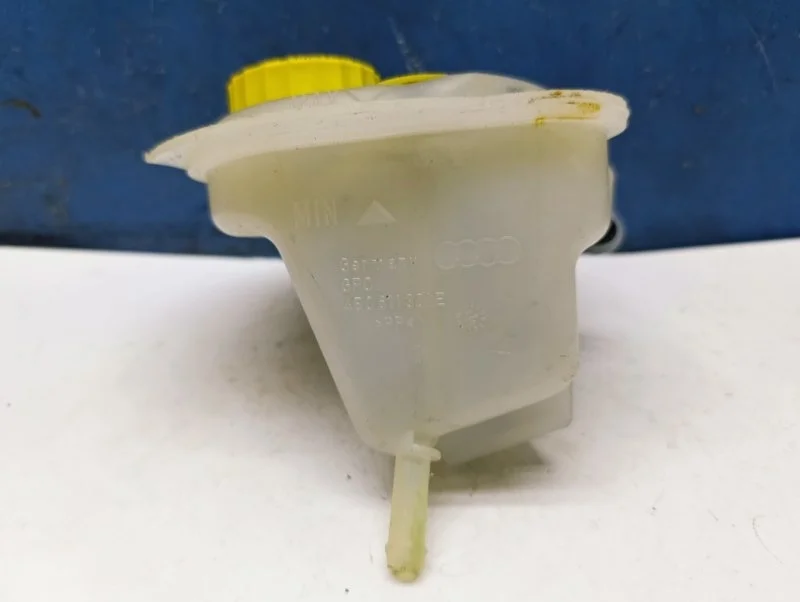 Бачок тормозной жидкости Audi A6 Allroad 2004 4B0611301E 2.7 BES