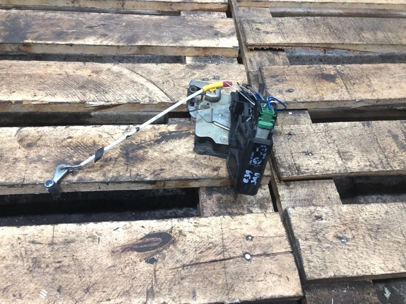 Замок боковой двери BMW 5 2000 E39