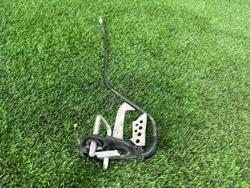 Крюк замка капота BMW 5 2011 F11