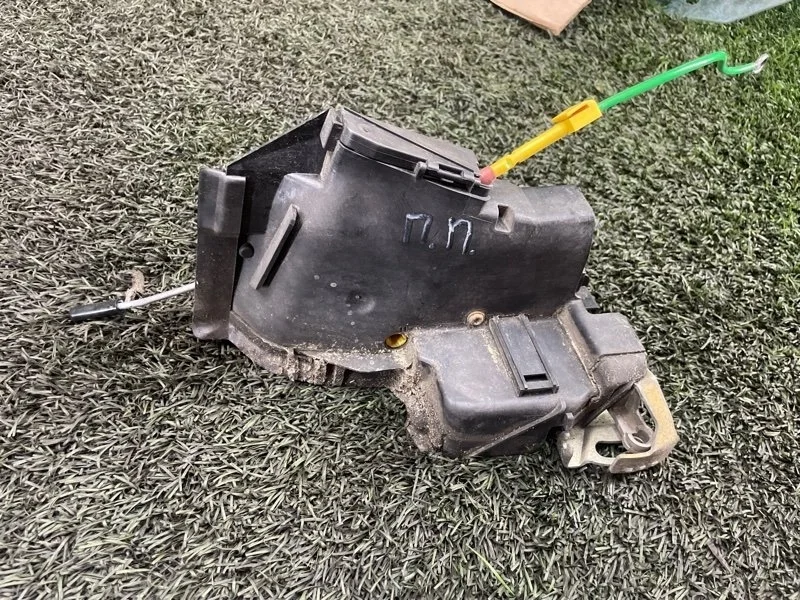 Замок боковой двери BMW 5 e39