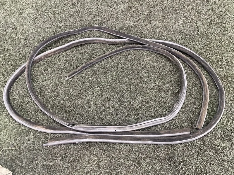 Уплотнительная резинка боковой двери BMW 5 2004 E60