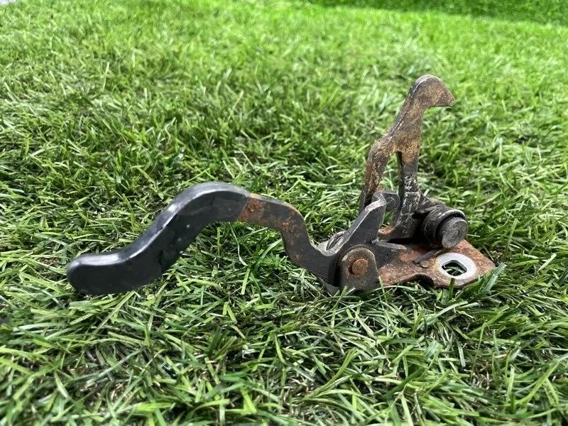 Крюк замка капота BMW 5 1998 e39