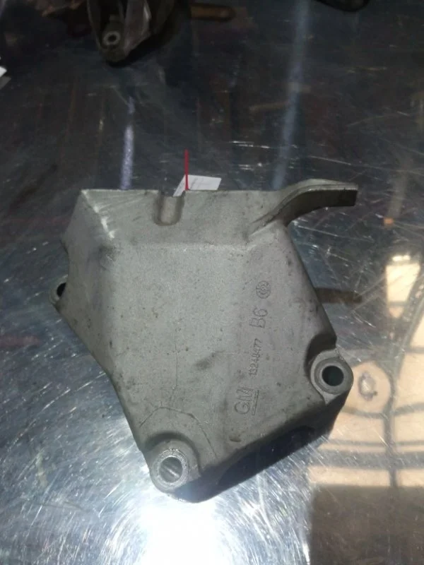 Кронштейн опоры двигателя Opel Astra (J) 2013