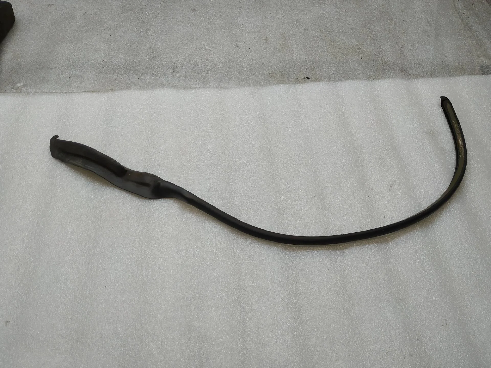 уплотнитель дверного проема задний правый Volkswagen Touareg 2 7P6 2015