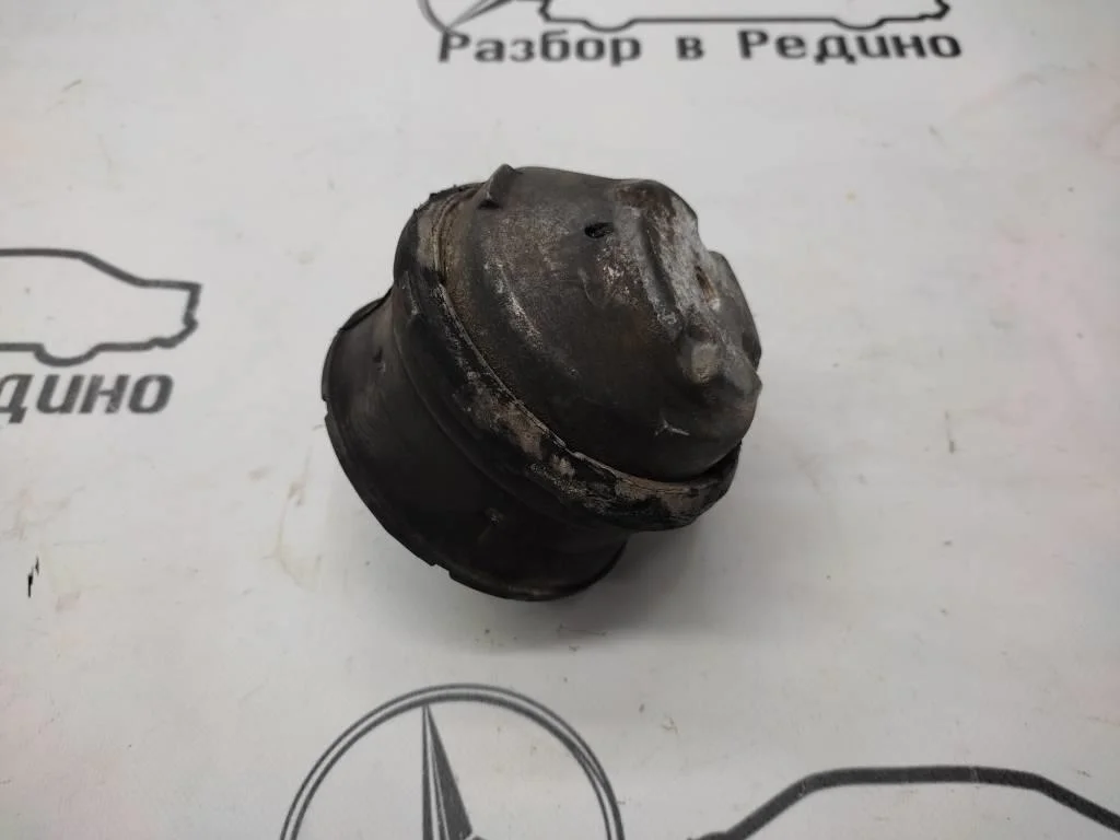Опора двигателя Mercedes-Benz