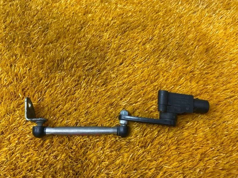 Датчик высоты дорожного просвета Audi Q5 2014 1T0907503A 8R CNC, задний