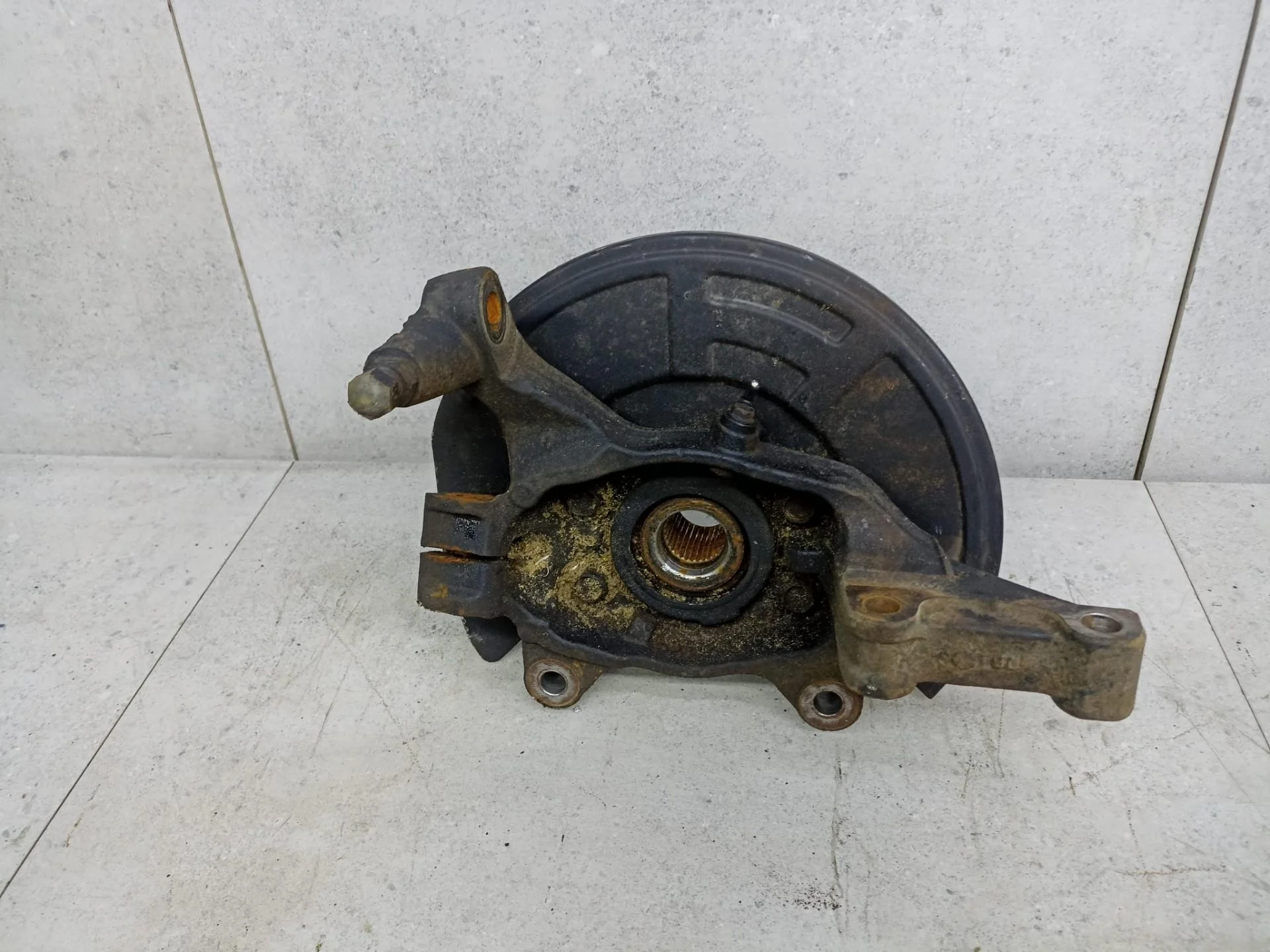 Кулак передний левый Nissan Teana J32 2011