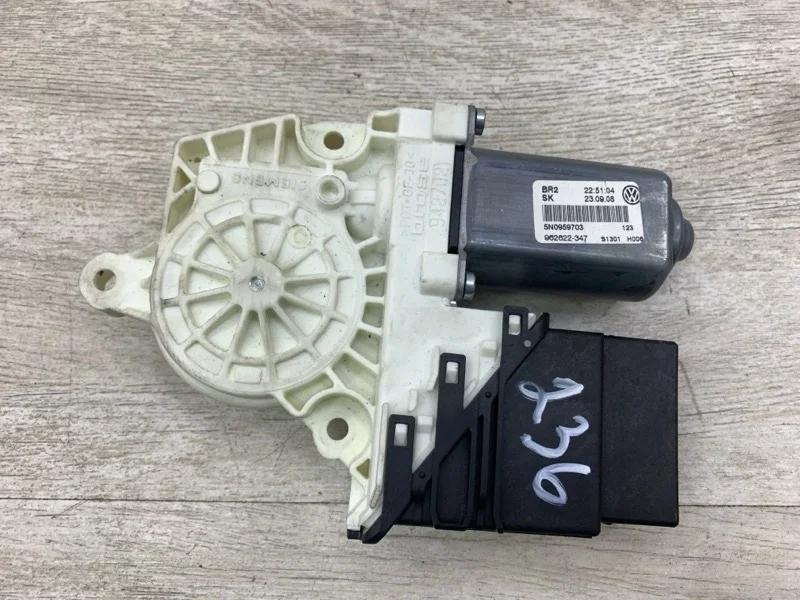 Моторчик стеклоподъемника Volkswagen Tiguan 2008 5N0959703D ВНЕДОРОЖНИК CBAB, задний левый