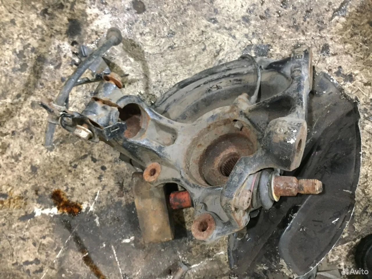 Кулак передний левый бмв е90 е92 xi 31216768995