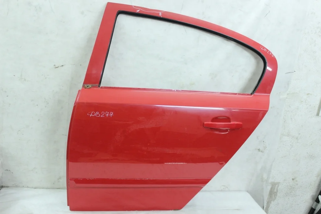 Дверь задняя левая седан дефект Opel Astra H