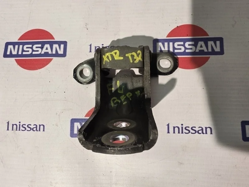 Петля двери Nissan X Trail 2017 80401JN00A T32 M9R, передняя левая
