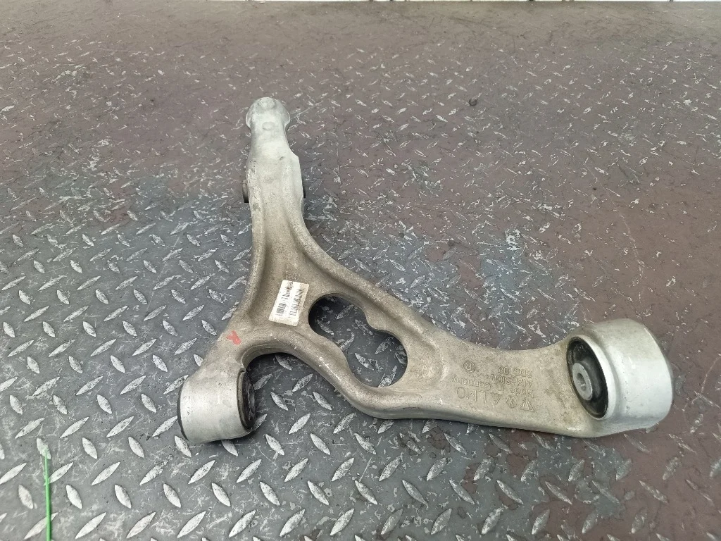 Рычаг подвески нижний передний правый Volkswagen